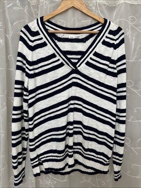 GAP Women's Navy and White V-Neck Striped Sweater large